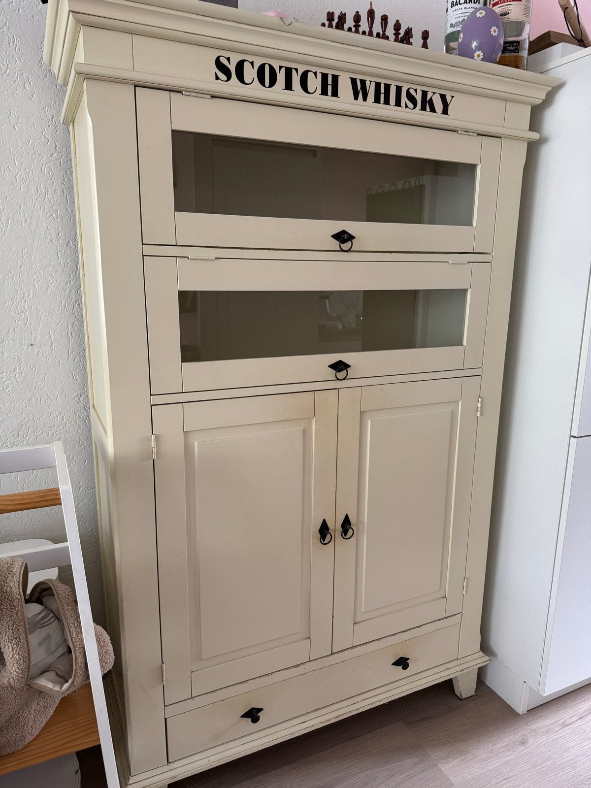 Crèmekleurige drankenkast met glazen deuren en lades, Ophalen, Gebruikt, 50 tot 100 cm, Met lade(s)