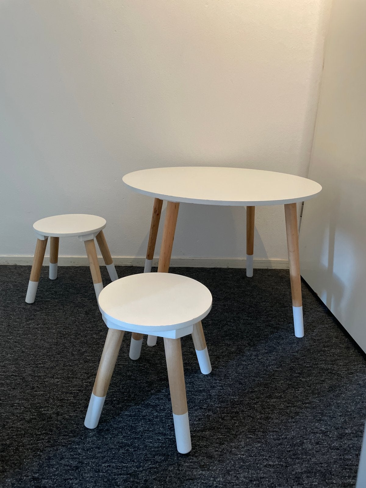 Kindertafel met twee krukjes - wit/hout, Ophalen, Zo goed als nieuw, Tafel(s) en Stoel(en)