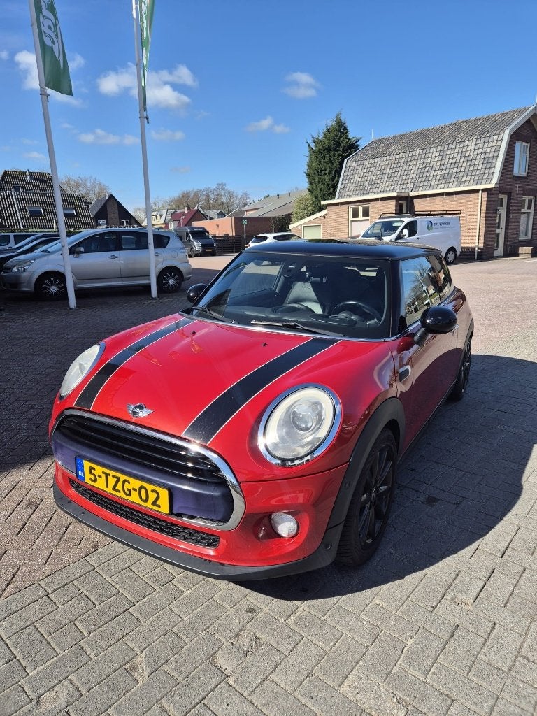 Mini 3-deurs (f56) 1.5 D 116pk 2014 Rood, Voorwielaandrijving, 28 km/l, Zwart, 4 stoelen