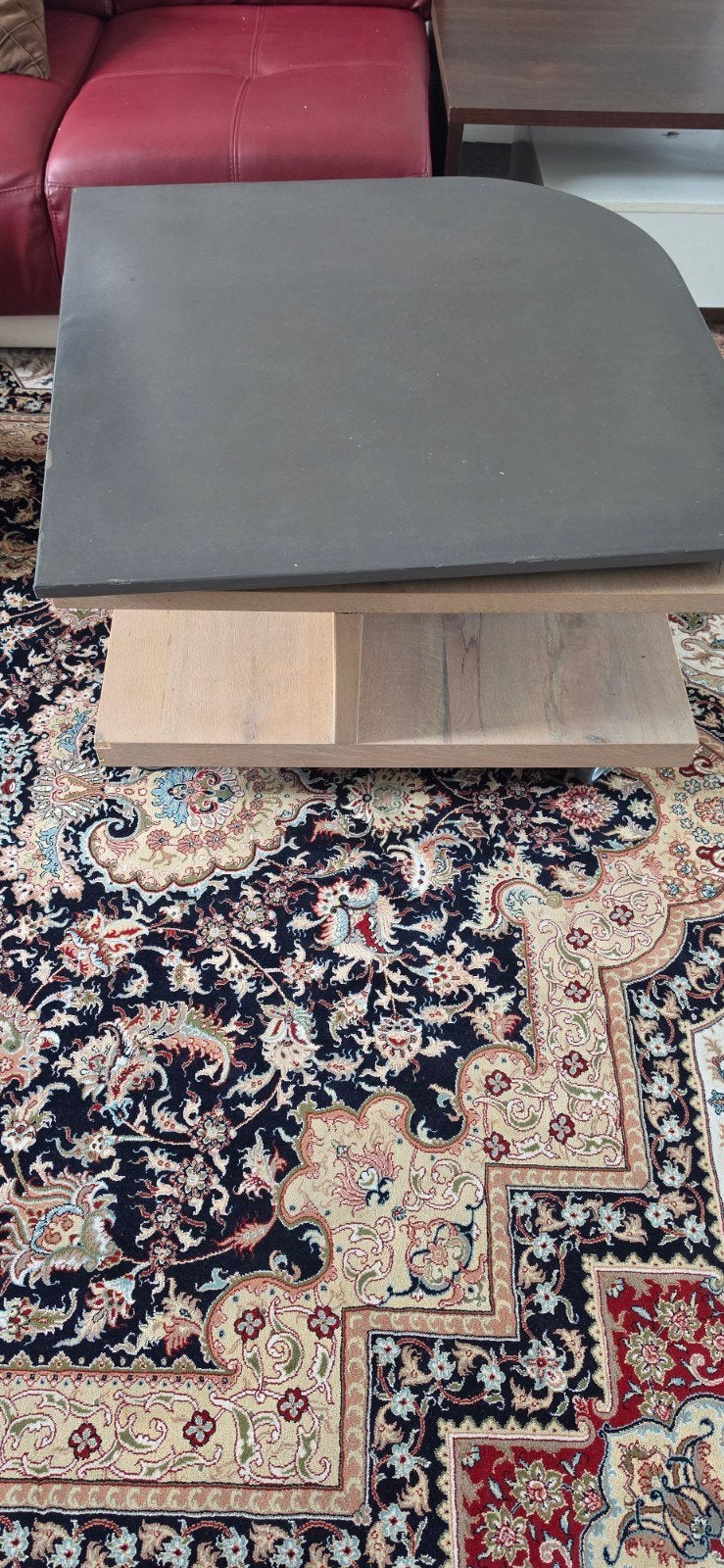 Moderne salontafel met houten onderstel en donker blad, Huis en Inrichting, Tafels | Salontafels, Gebruikt, Overige materialen