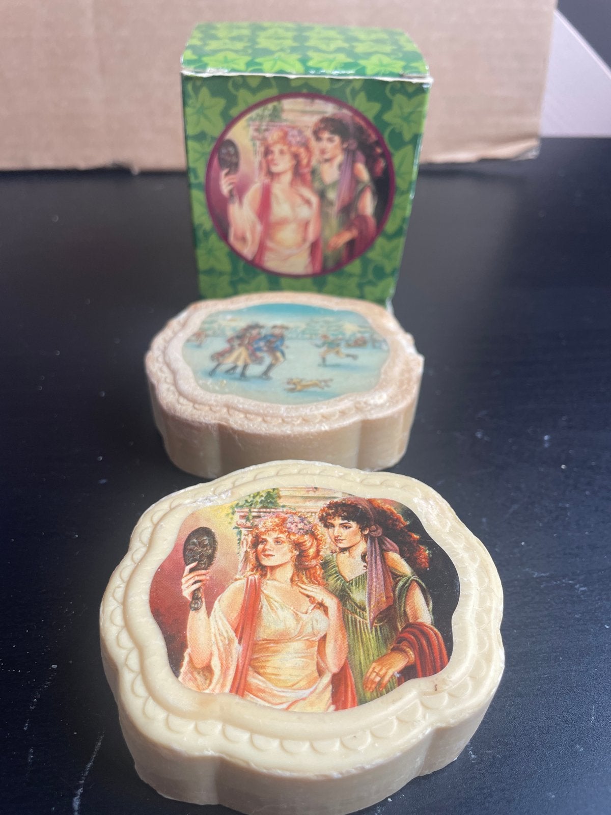 Vintage Avon Raffaella Decal Zeep Set - 2x100g, Verzamelen, Ophalen of Verzenden, Zo goed als nieuw