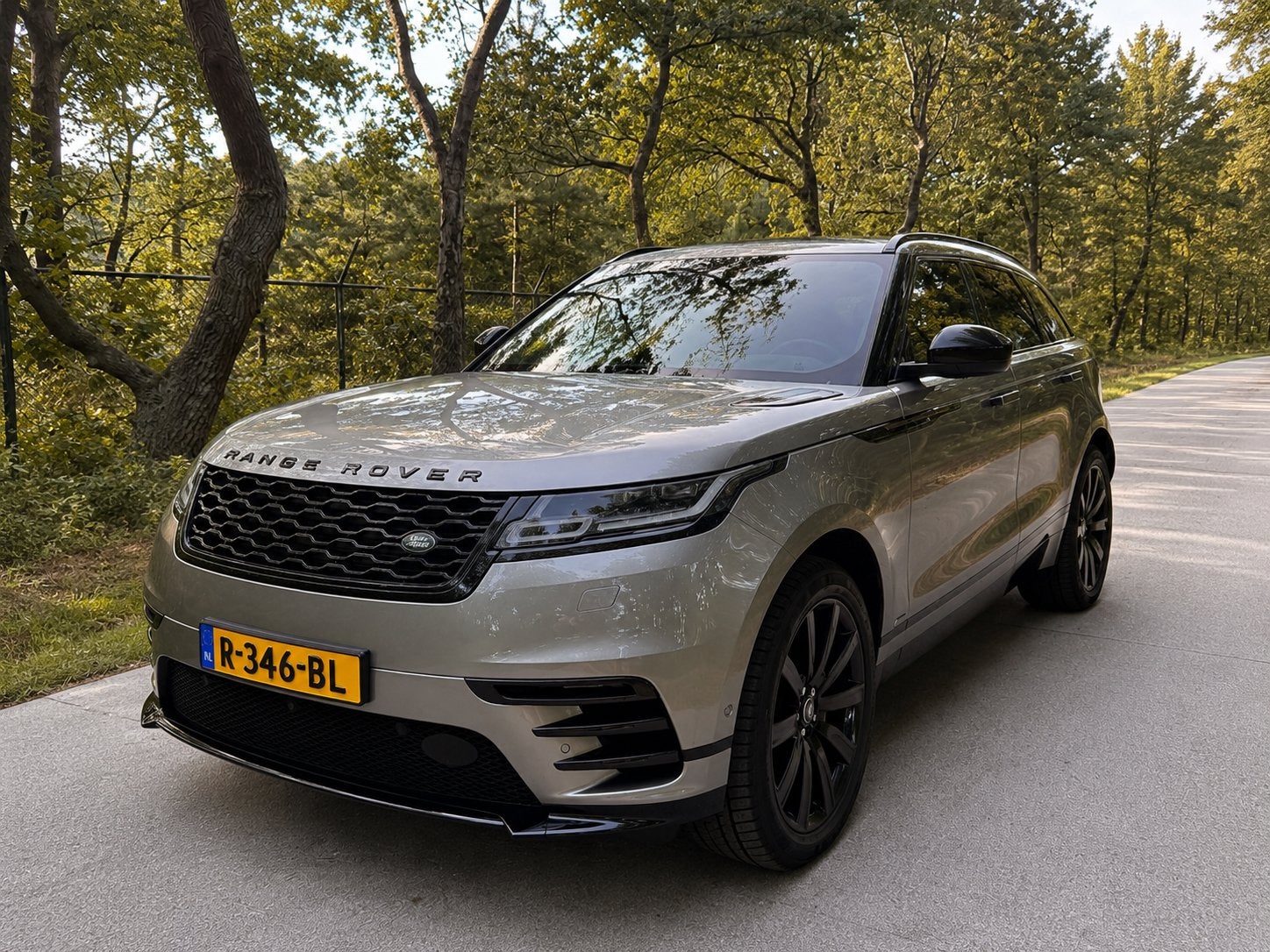 RangeRover Velar P300 RDynamic HSE-300PK-AWD-PANO-FullOptie, Auto's, Land Rover, Automaat, Navigatiesysteem, Zwart, 4 cilinders