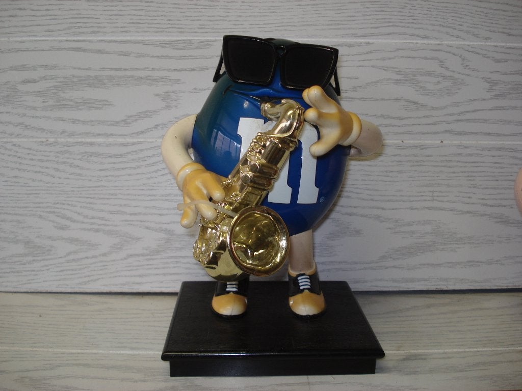M&M  Dispenser  Saxefoon beeld  25 cm Hoog Compleet, Verzamelen, Ophalen of Verzenden, Overige typen