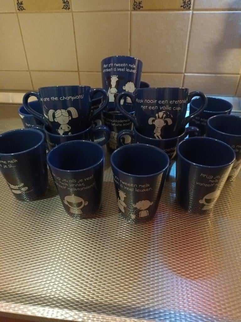 Complete set van 16 Blueband mokken uit 2001 - Melk thema, Ophalen of Verzenden, Steen/keramiek, Overige merken, Overige typen