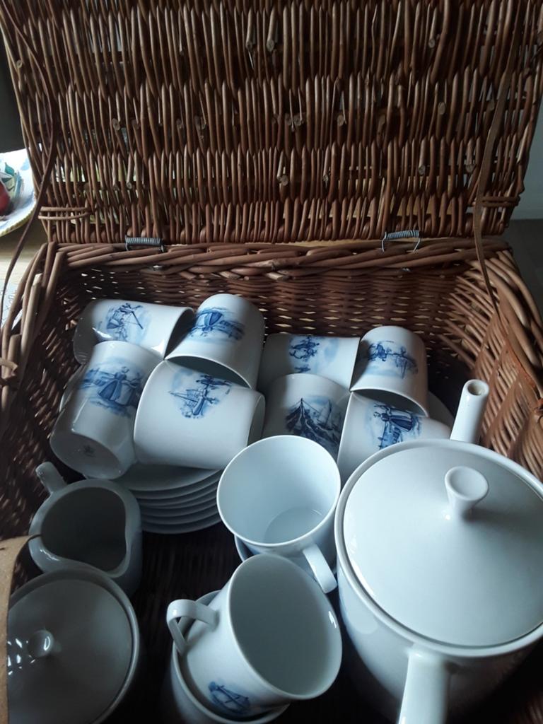 Oud Hollands servies in picknickmand, Ophalen, Aardewerk, Overige stijlen, Kop(pen) en/of Schotel(s)