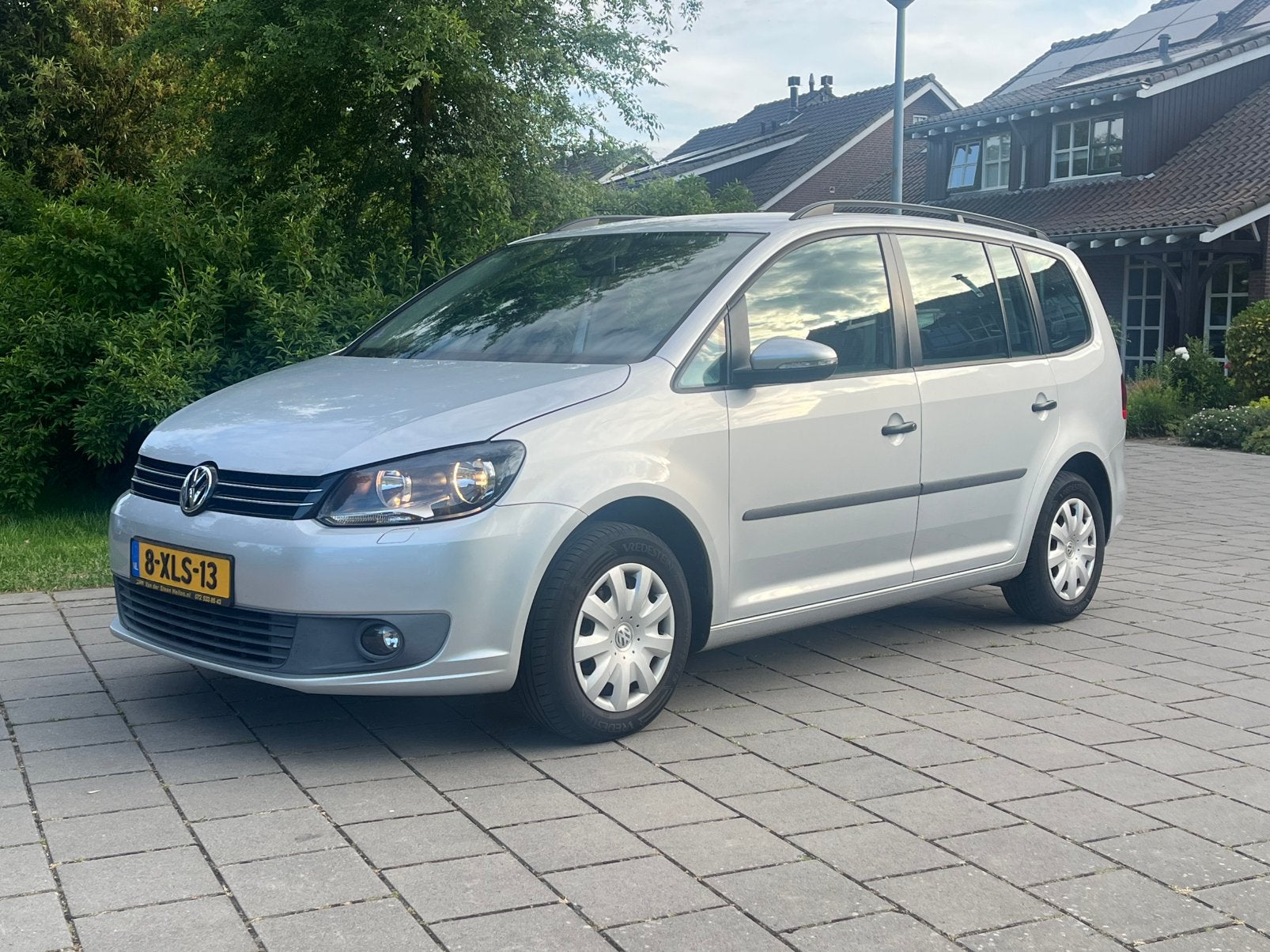 Volkswagen Touran 7 pers. 1.4 TSI 140pk Dsg7 Automaat, Metallic lak, Zwart, 4 cilinders, 7 stoelen