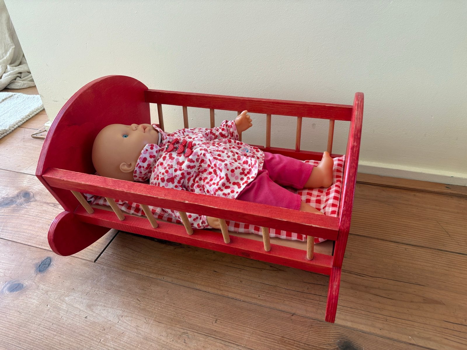 Vintage houten poppenwiegje met pop, Kinderen en Baby's, Speelgoed | Poppen, Ophalen, Gebruikt, Babypop