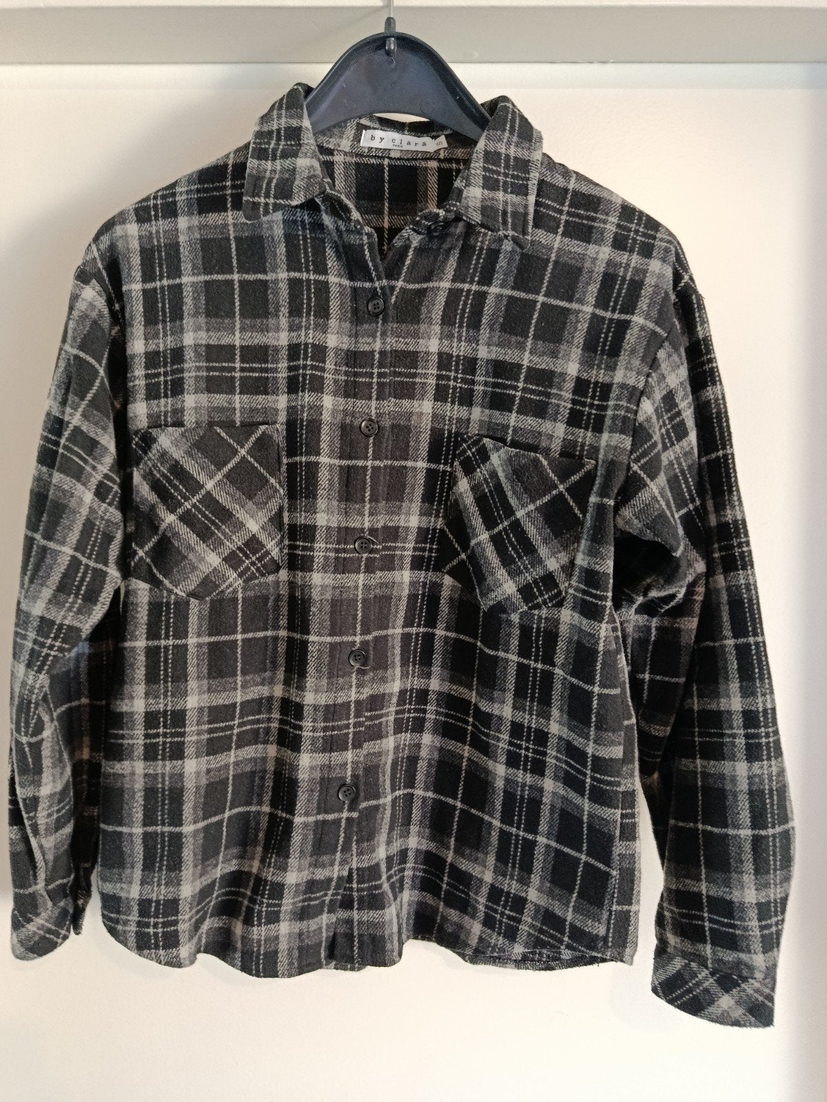 geblokte blouse mt s gedragen van by Clara, Kleding | Dames, Blouses en Tunieken, Ophalen of Verzenden, Zo goed als nieuw, Maat 38/40 (M)