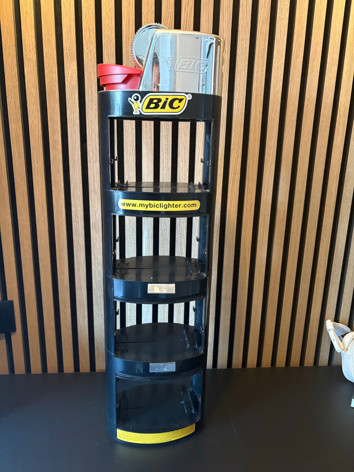 Grote nette BIC aansteker display - Box zwart, Verzamelen, Verzenden, Zo goed als nieuw, Gebruiksvoorwerp