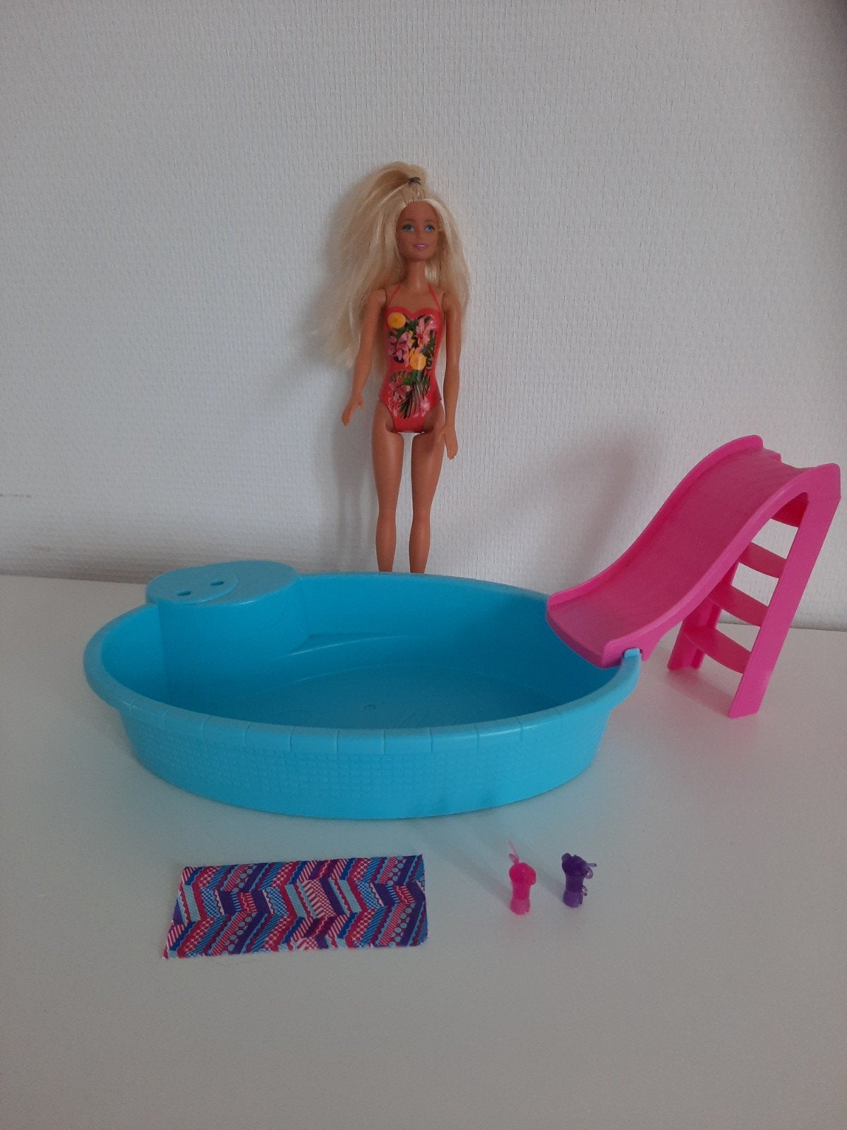 Barbie met zwembad en glijbaan, Ophalen of Verzenden, Zo goed als nieuw, Barbie