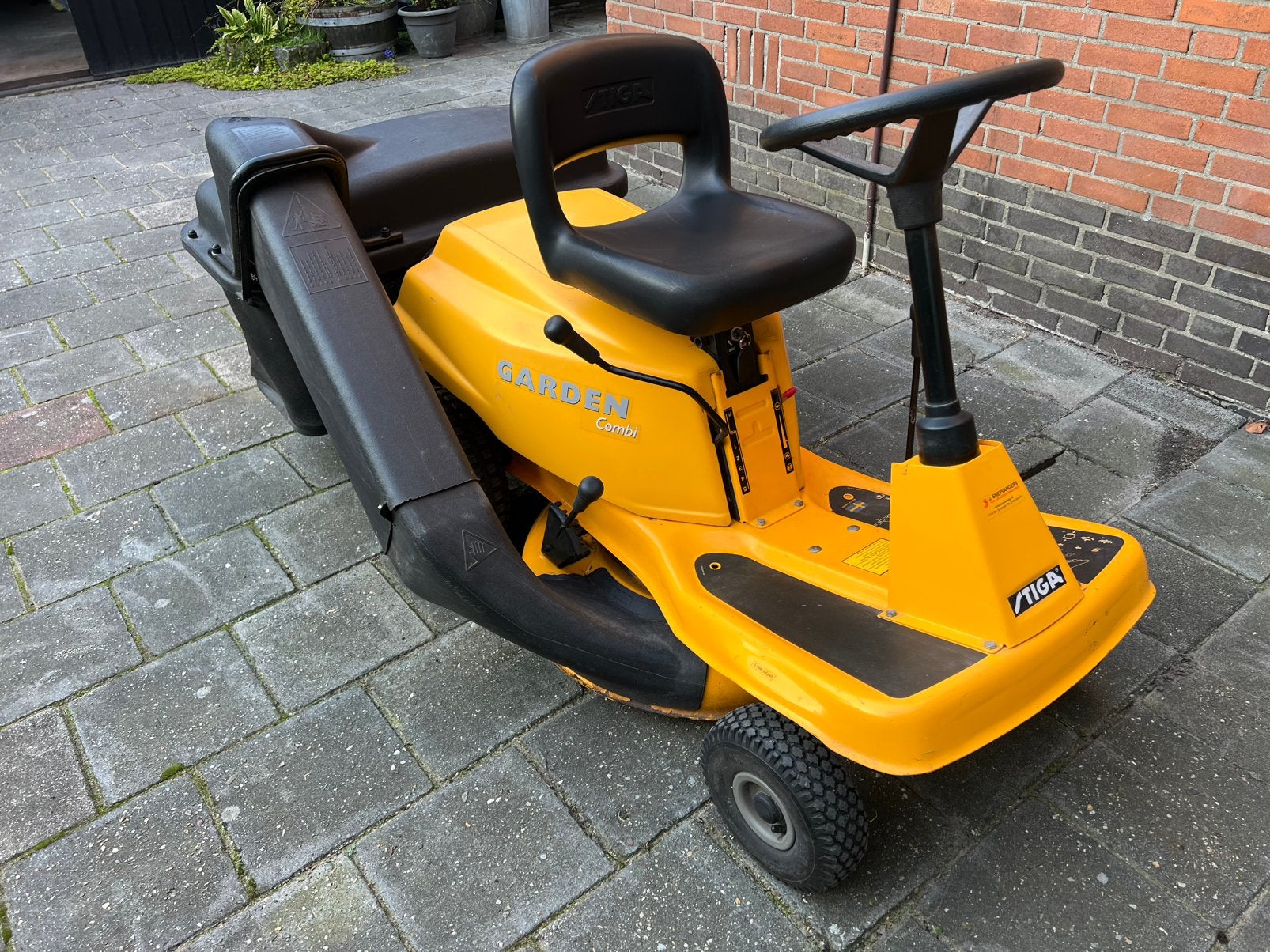 Foto 2 van Zitmaaier Stiga Garden Combi