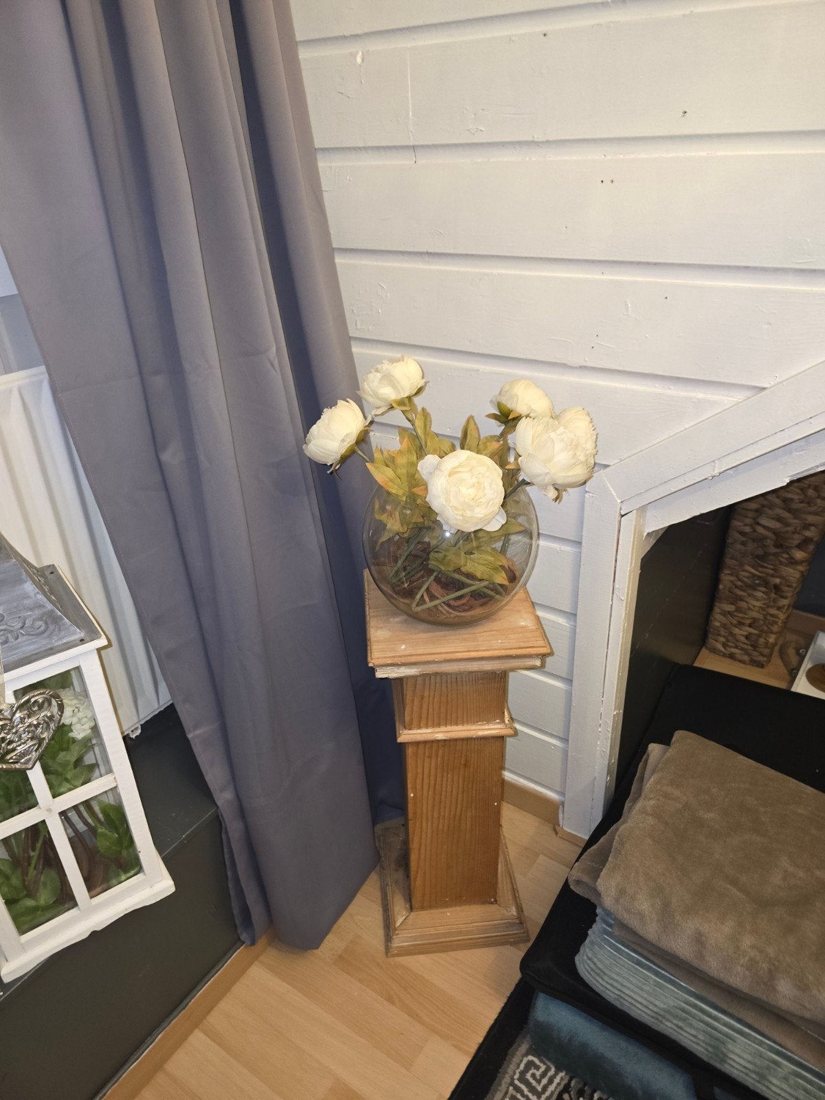Houten sokkel met glazen vaas en kunstbloemen, Ophalen, Gebruikt, Bruin, Hout