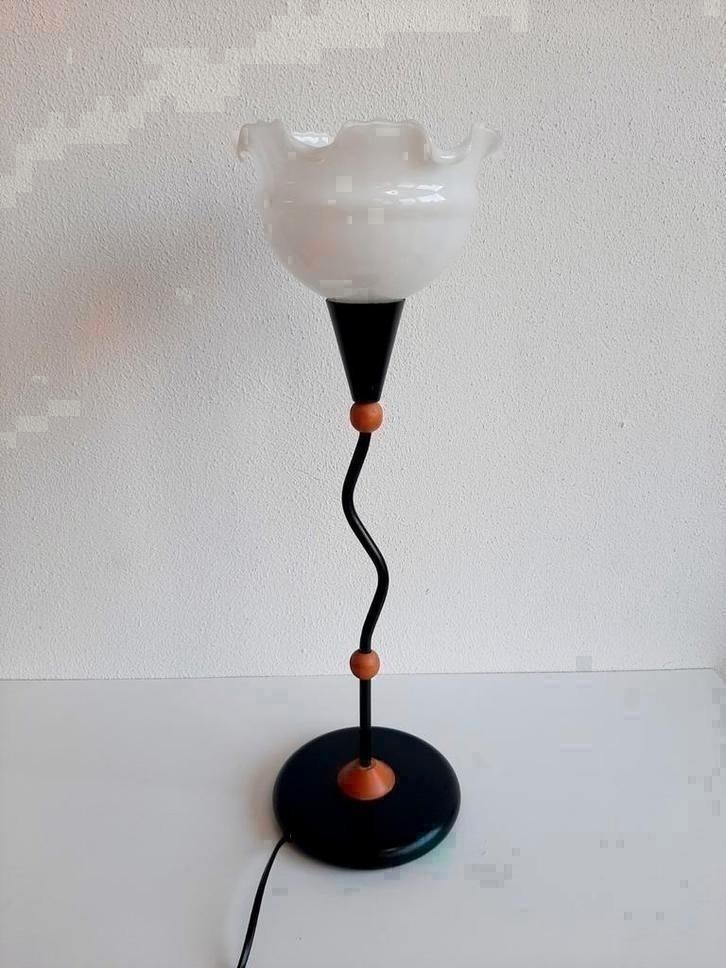 Mooi tafellamp met golvende voet en melkglas kap, Ophalen of Verzenden, Zo goed als nieuw, Glas
