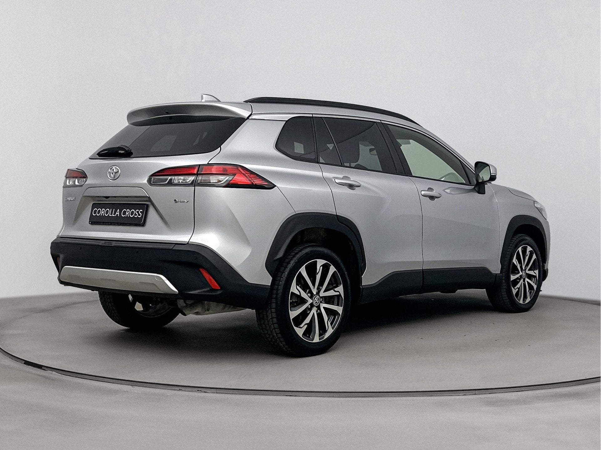 Toyota Corolla Cross Hybrid 140 Dynamic | Stoel -/ Stuur Ver, 12 maanden, Stof, Gebruikt, 750 kg