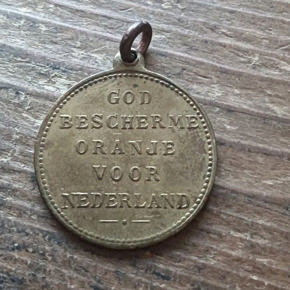 Historische Medaille Wilhelmina 'God Bescherme Oranje' 23 mm, Ophalen of Verzenden, Overige materialen