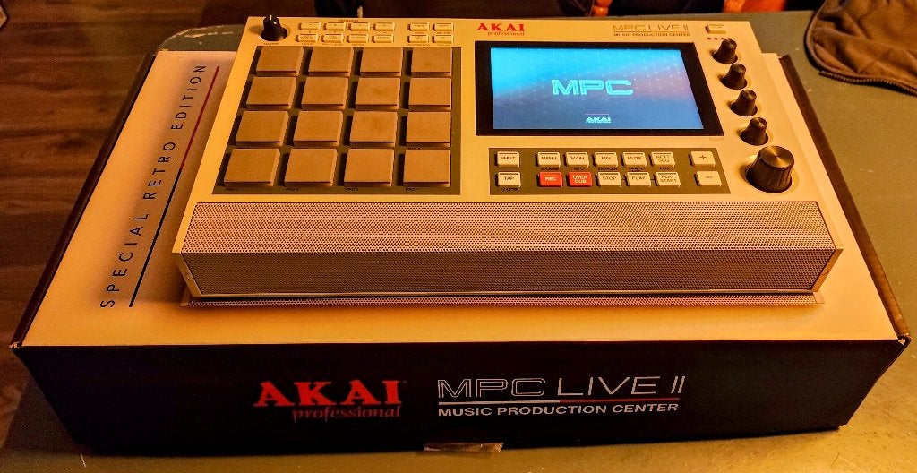 Akai MPC Live II Retro Edition + 240GB SSD + doos + stands, Ophalen of Verzenden, Zo goed als nieuw