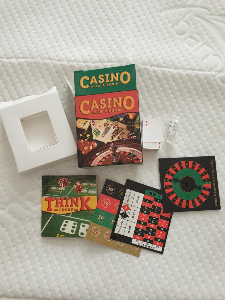 Casino in a Box - Miniatuur Casinospellen Set, Vijf spelers of meer, Ophalen of Verzenden, Nieuw, Ariel Books / Andrews McMeel Publishing