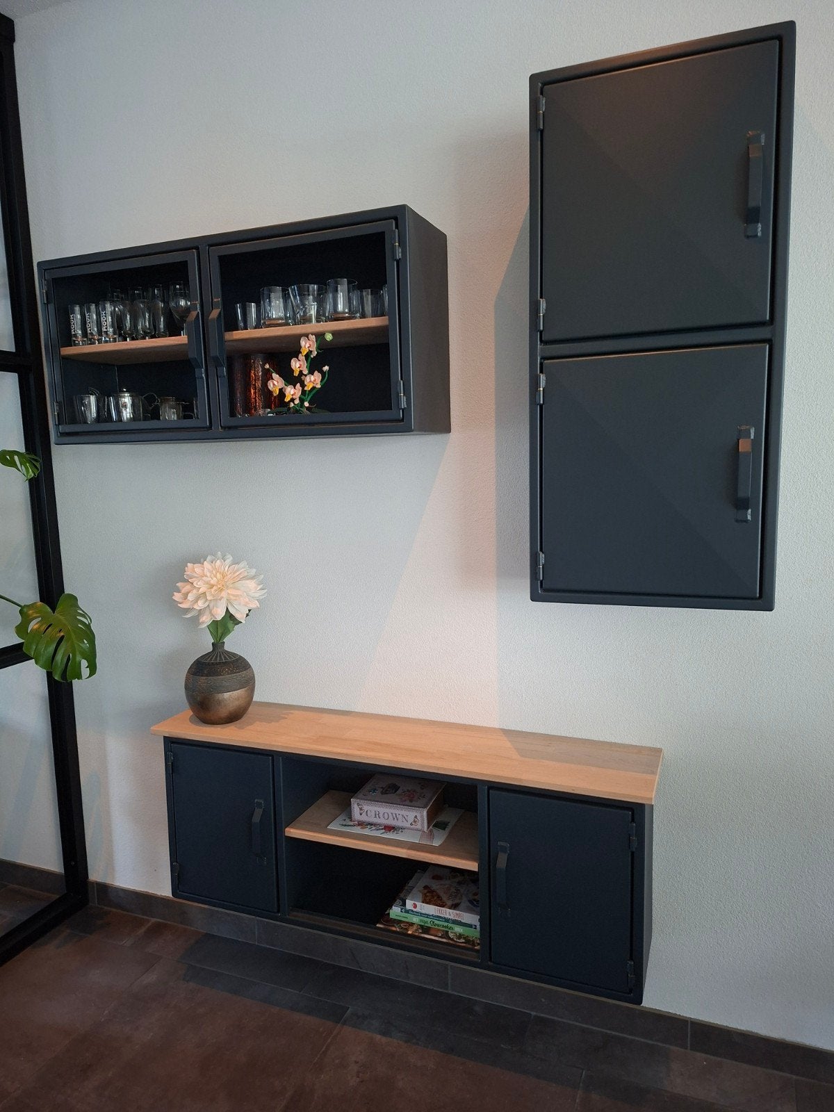 Industriële wandkasten en dressoir - Zwart metaal met hout, Ophalen, Zo goed als nieuw