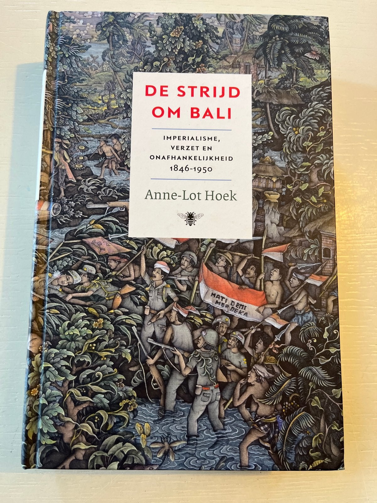 De Strijd om Bali - Anne-Lot Hoek (Nieuw), Ophalen of Verzenden, 20e eeuw of later, Zo goed als nieuw, Azië