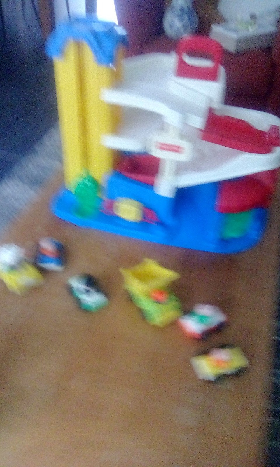 Fisher price garage met 6 auto s en poppetjes, Ophalen, Gebruikt, Speelset