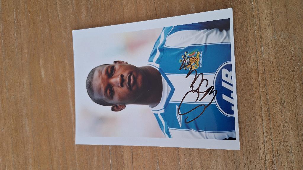 Foto 20x25 cm met handtekening; Titus Bramble # Wigan, Ophalen of Verzenden, Nieuw, Buitenlandse clubs, Overige typen