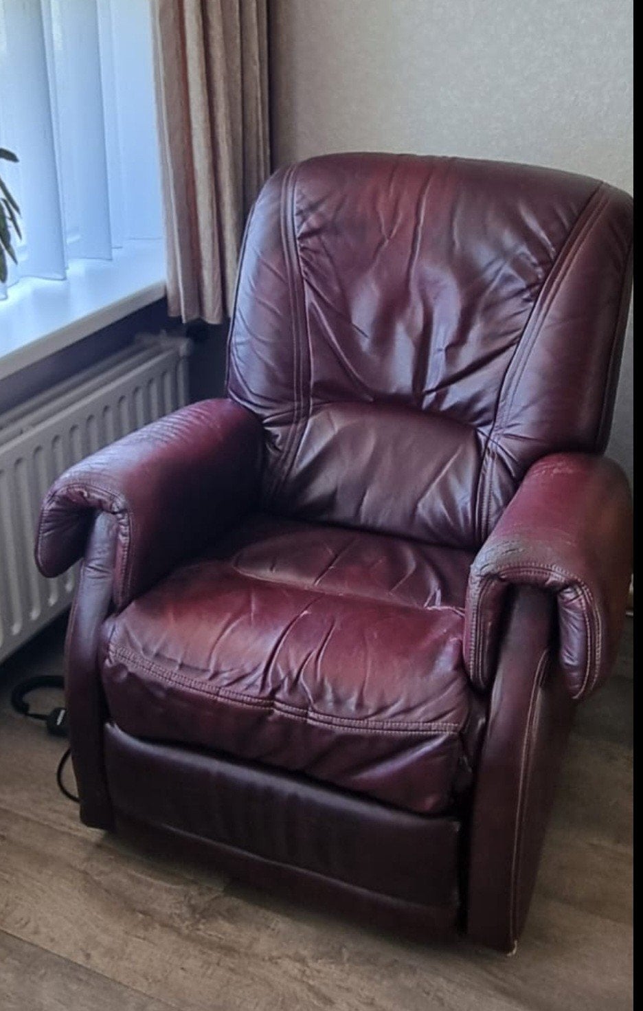 Relax fauteuil, elektrische bordeauxrode leer., Ophalen, Gebruikt, Klassiek, Comfortabel, 75 tot 100 cm