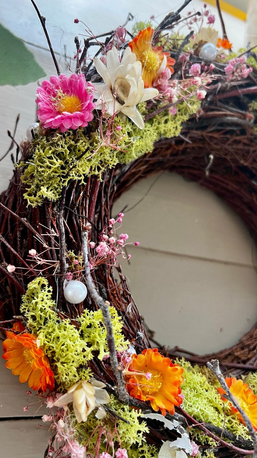 Decoratieve Krans met Bloemen en Mos - Handgemaakt, 28 cm, Meerkleurig, Decoratieobject, Ophalen of Verzenden