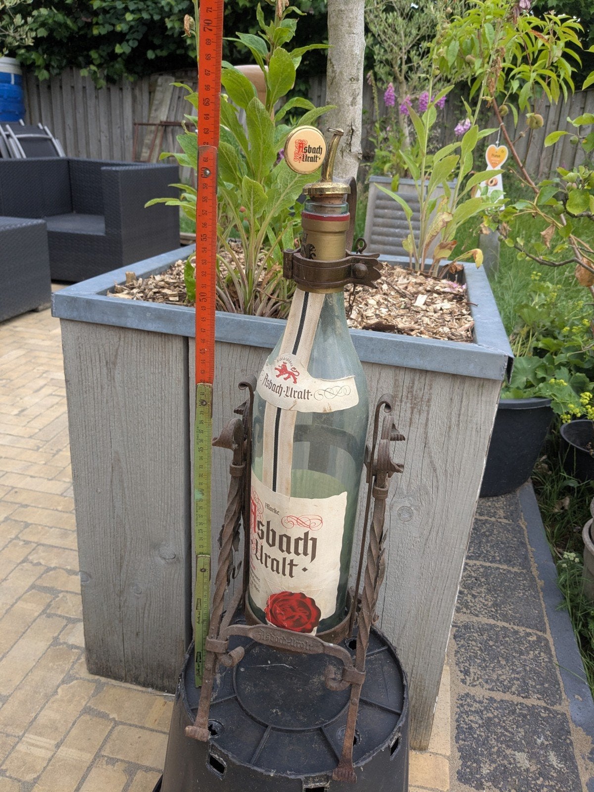 Oude fles in smeedijzeren houder, Antiek en Kunst, Ophalen