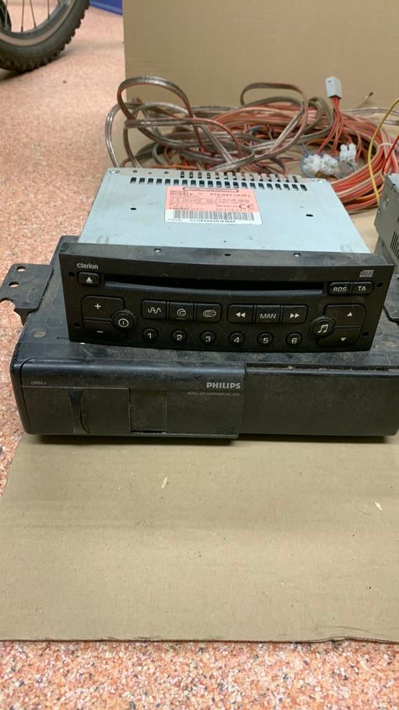 Clarion radio + philips CD wisselaar DC022, Ophalen of Verzenden, Gebruikt