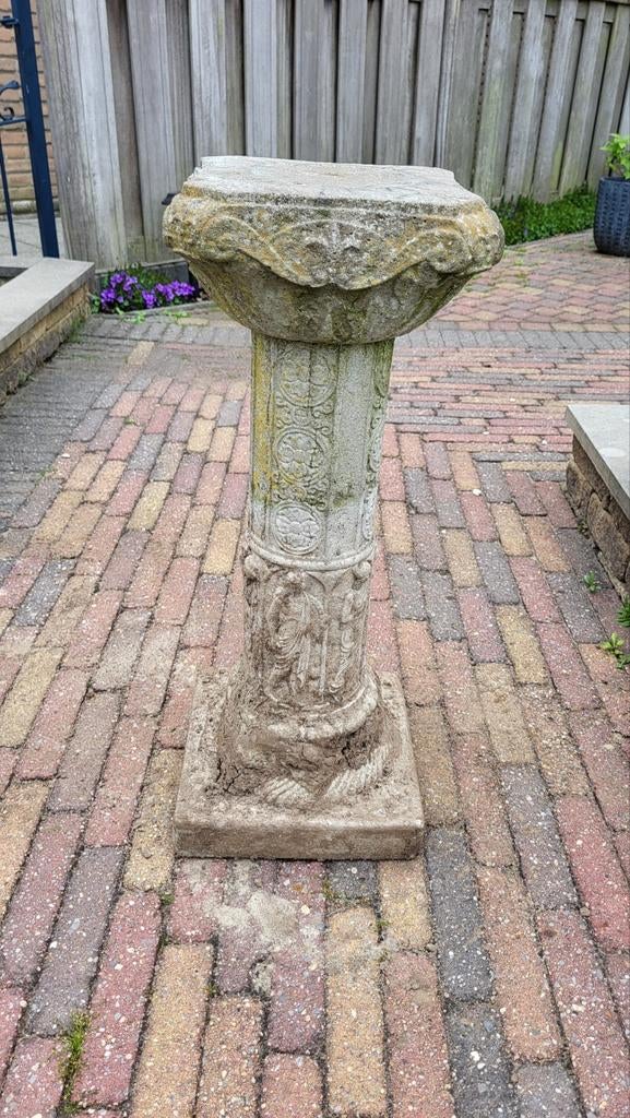 Decoratieve stenen sokkel met reliëf - 63cm hoog, Tuin en Terras, Tuinbeelden, Ophalen, Gebruikt, Steen