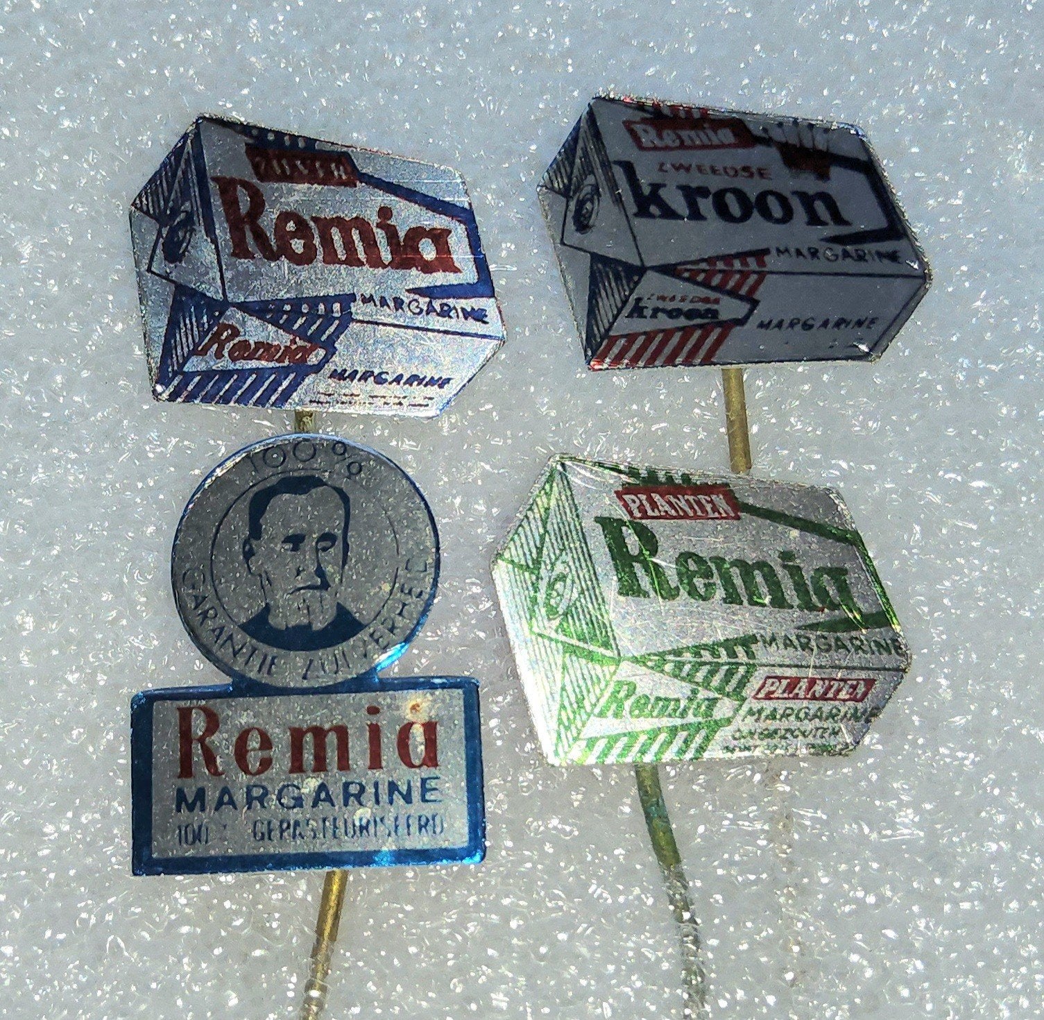 4 Remia Margarine Speldjes - Vintage Reclame, Verzamelen, Speldjes, Pins en Buttons, Ophalen of Verzenden, Gebruikt, Overige onderwerpen