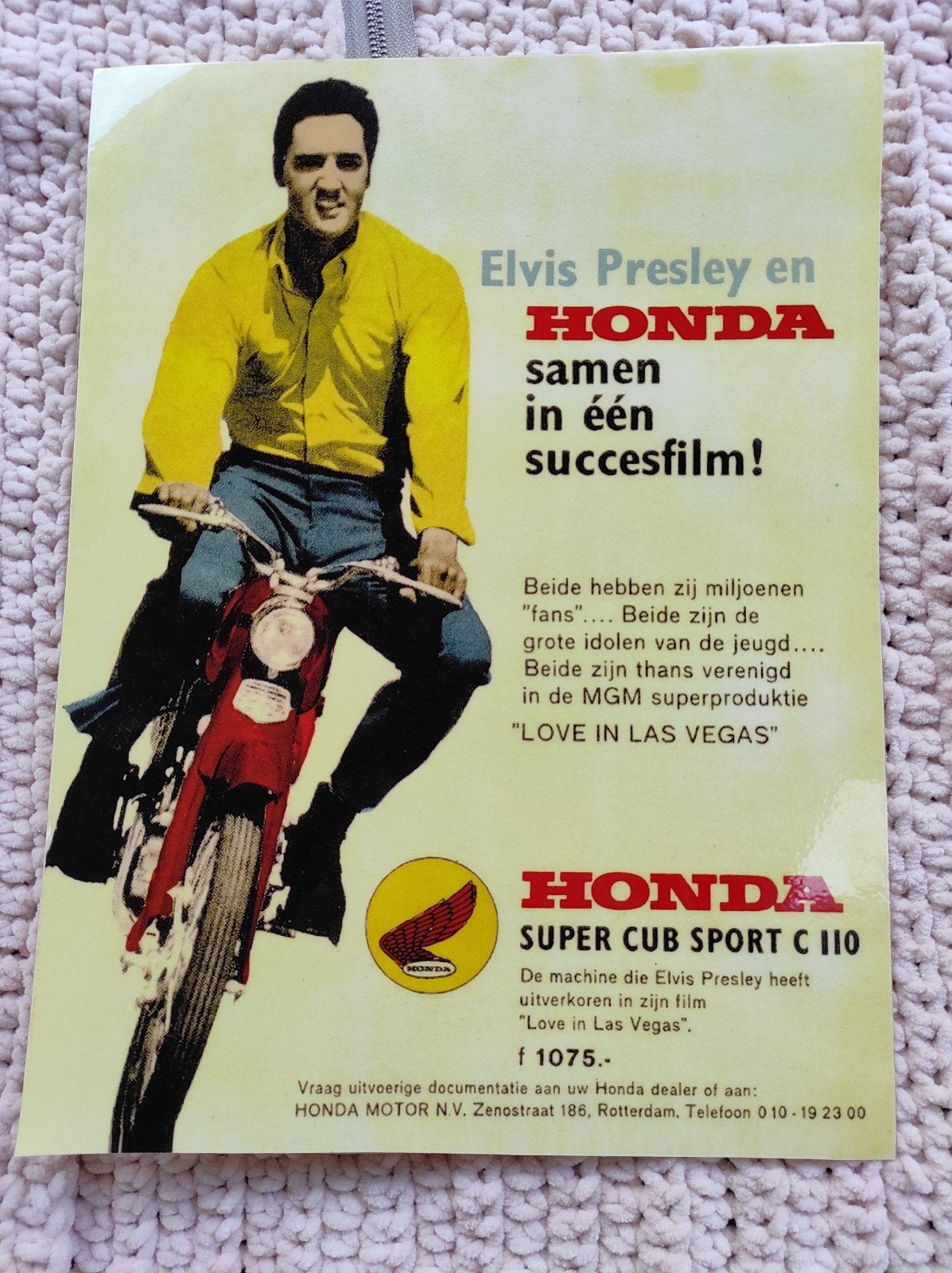 poster 30x38 cm Elvis Presley op een Honda brommer, Ophalen of Verzenden, Zo goed als nieuw