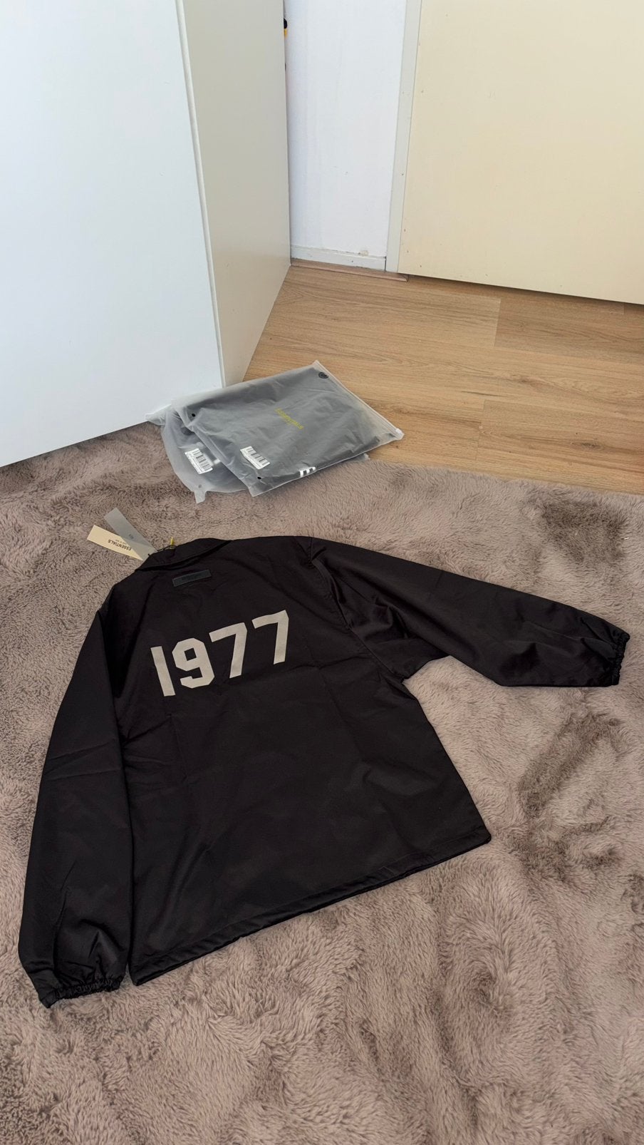 Essentials 1977 Jassen Zwart, Ophalen, Nieuw