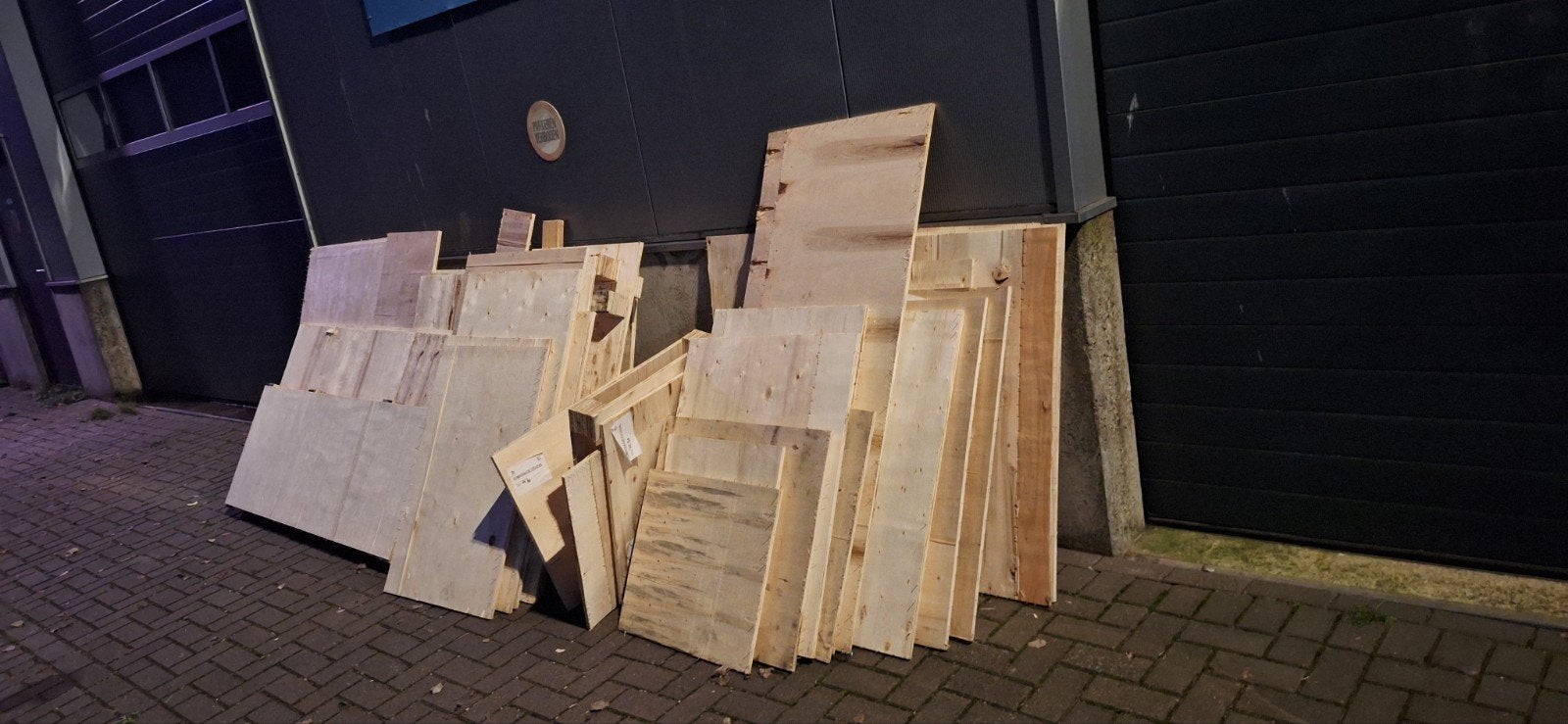 Gratis hout met nietjes - Diverse planken en balken, Ophalen of Verzenden, Gebruikt, Overige typen