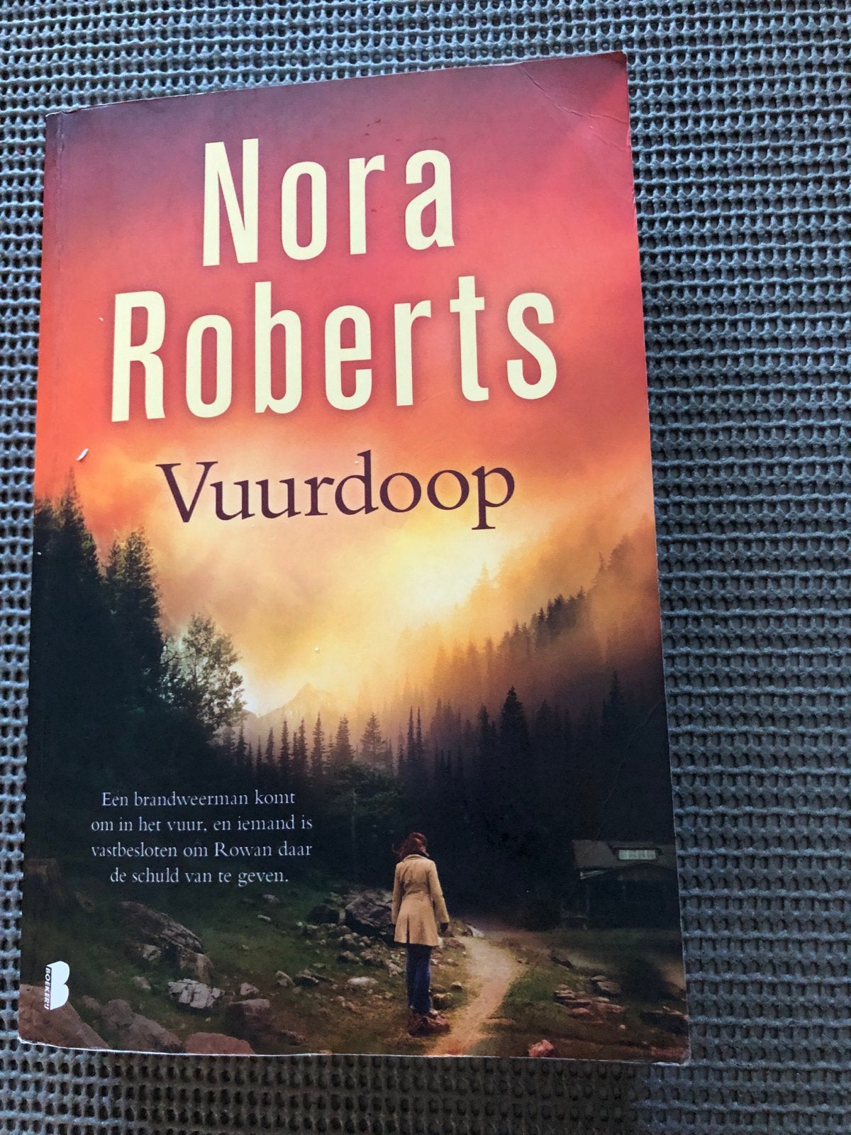 Nora Roberts - Vuurdoop (Paperback), Ophalen of Verzenden, Gelezen, Amerika