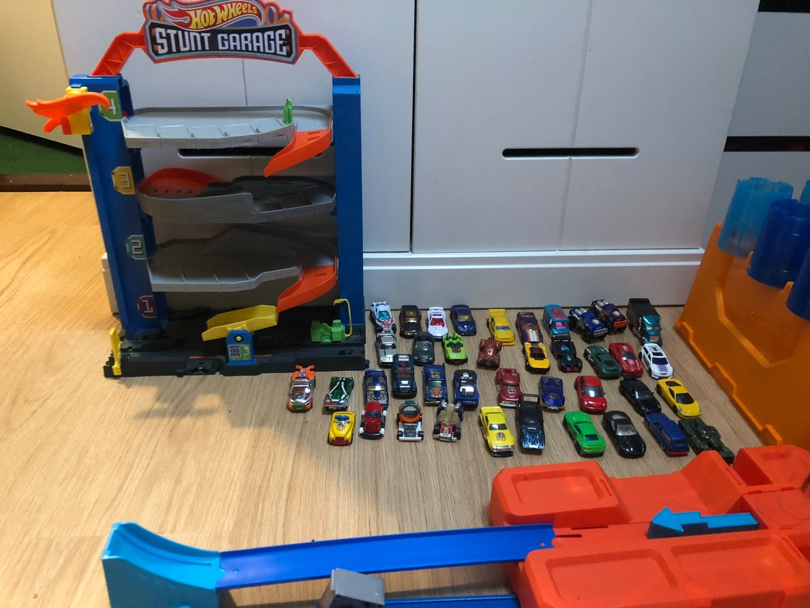 Hot Wheels Stunt Garage set met 40 auto's en Track Builder, Ophalen of Verzenden, Gebruikt