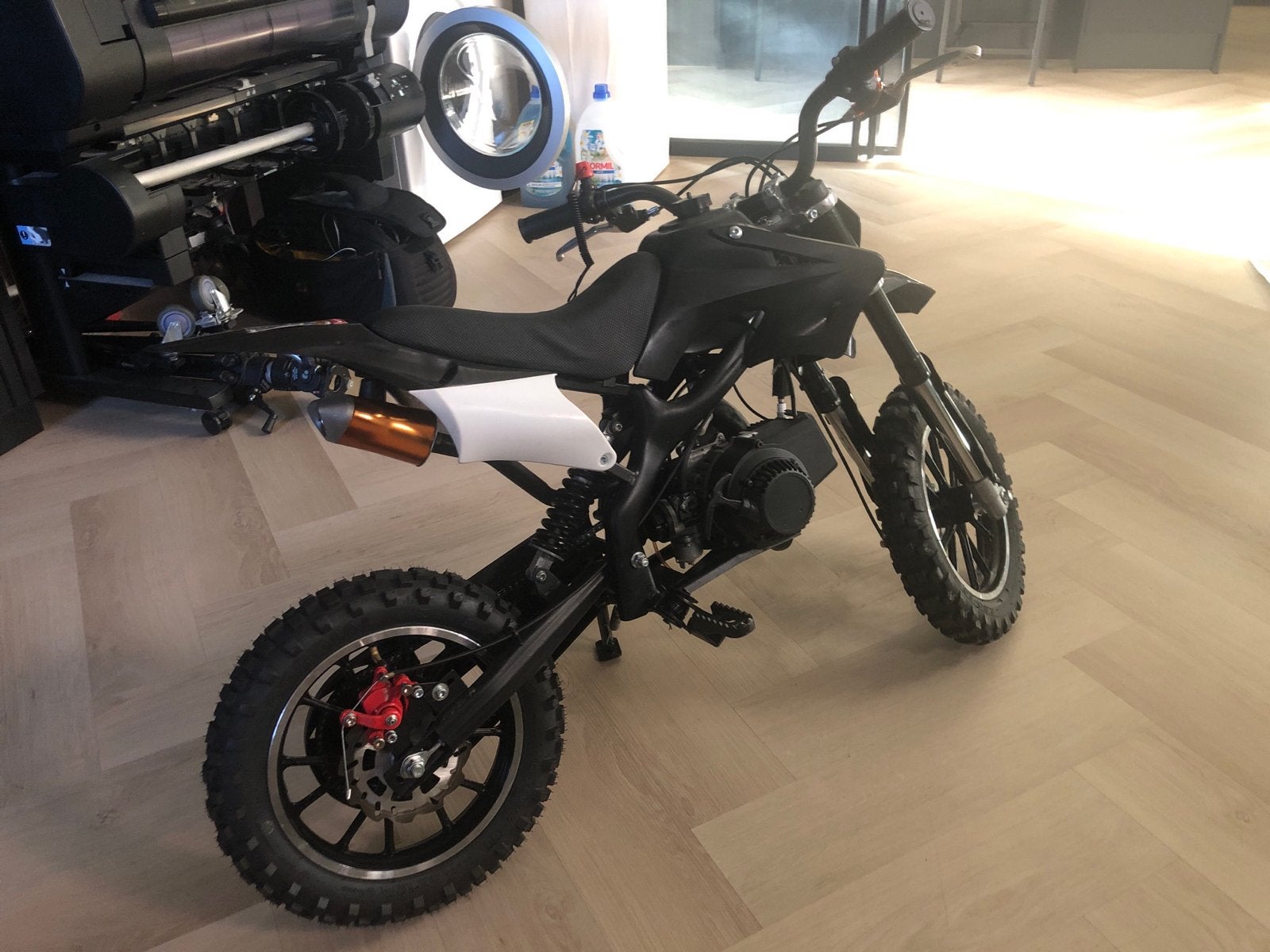 Minder crossmotor 6 maanden oud - start niet, Ophalen of Verzenden, Zo goed als nieuw, Schijfrem, Dirtbike