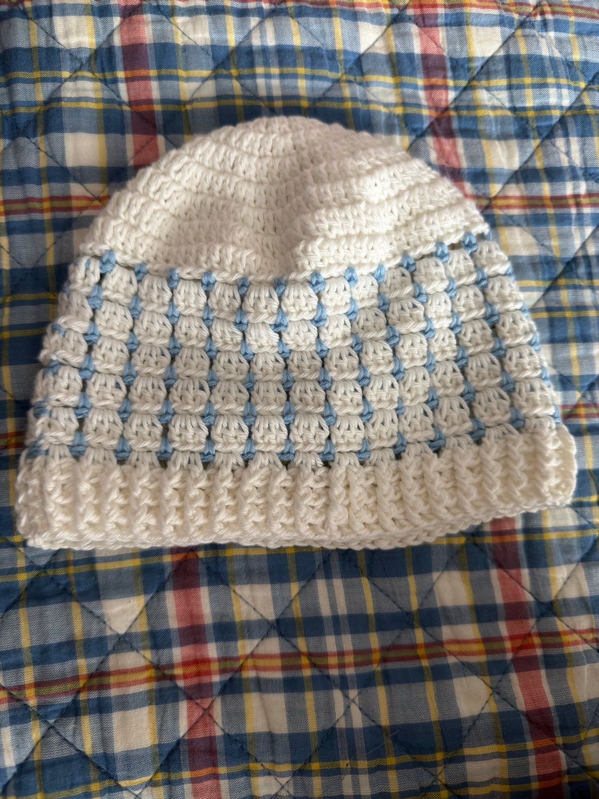 Gehaakte babymuts wit met blauwe accenten, Kinderen en Baby's, Babykleding | Mutsen, Sjaals en Wanten, Maat 50, Jongetje of Meisje