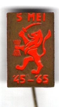 5 MEI '45 - '65 20 jaar vrede koper speldje ( K_039), Verzamelen, Speldjes, Pins en Buttons, Verzenden, Zo goed als nieuw, Stad of Land