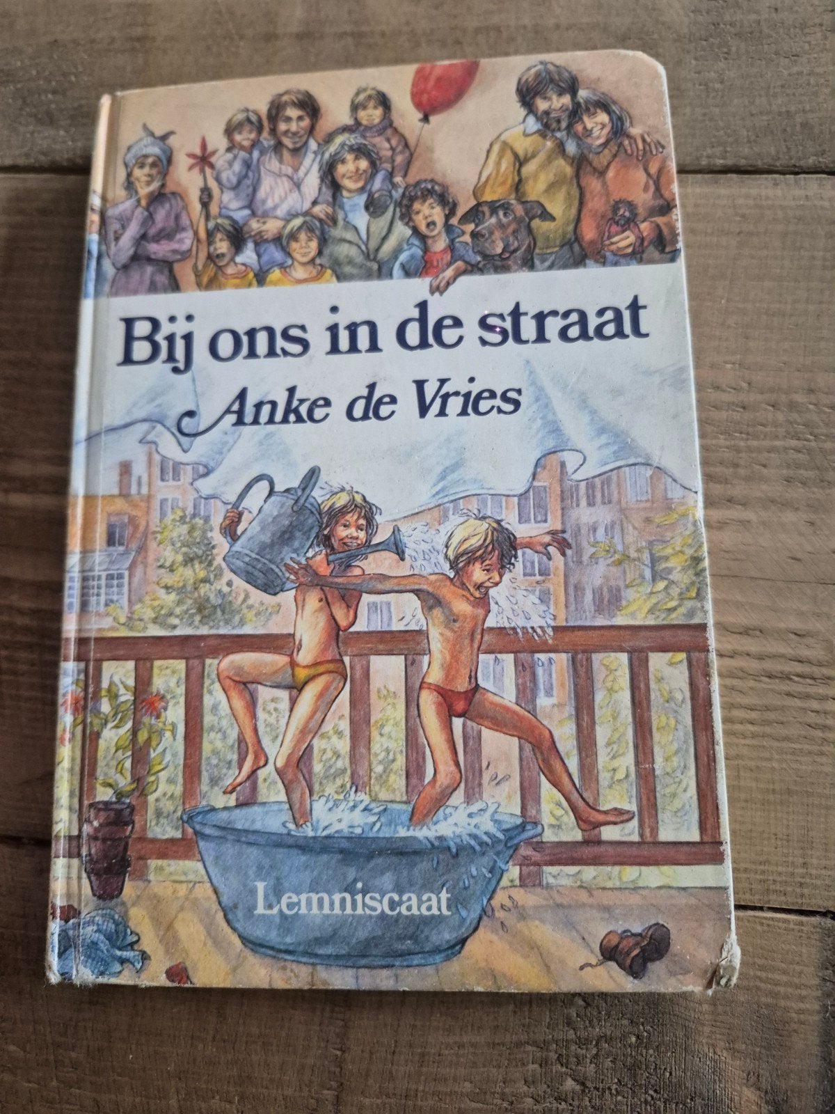 Bij ons in de straat - Anke de Vries (kinderboek), Ophalen of Verzenden, Gelezen, Anke de Vries, Fictie algemeen