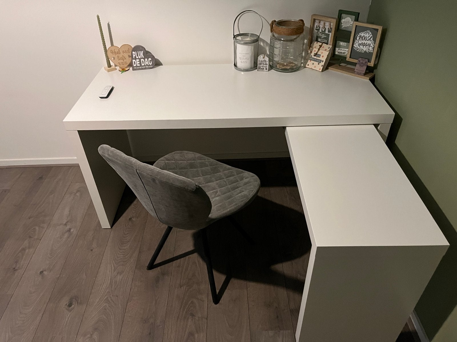 IKEA wit hoekbureau met opbergruimte - Modern en functioneel, Huis en Inrichting, Bureaus, Ophalen, Opbergruimte, Spaanplaat of MDF