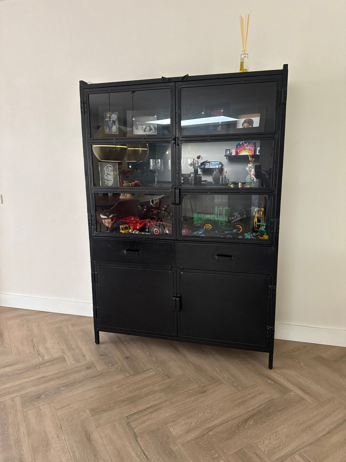 Figue vitrinekast industrieel zwart 120cm, Huis en Inrichting, Kasten | Vitrinekasten, Ophalen, 100 tot 150 cm, Nieuw, Glas