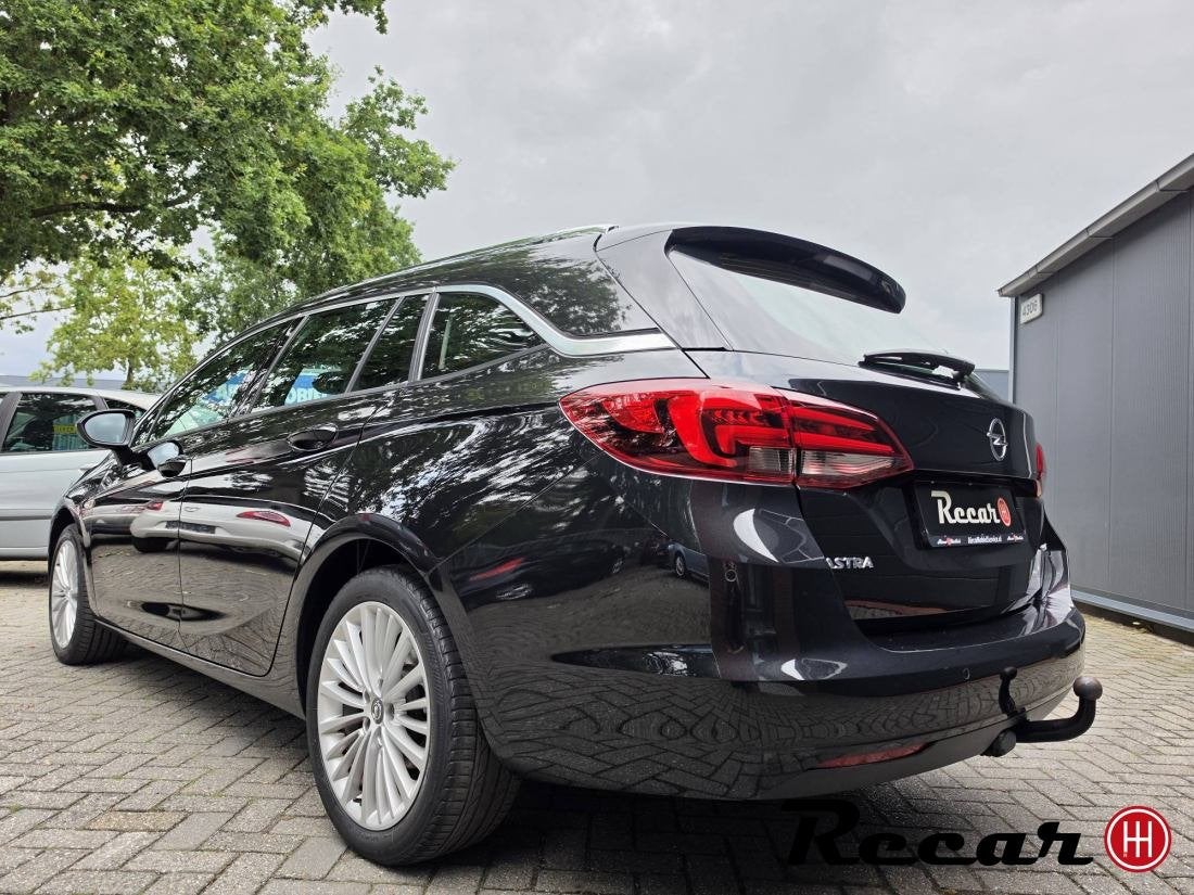 Opel Astra Sports Tourer - 1.0 Innovation/113Nap/DealerOh/Ke, Auto's, Opel, Gebruikt, 1178 kg, Zwart, Leder