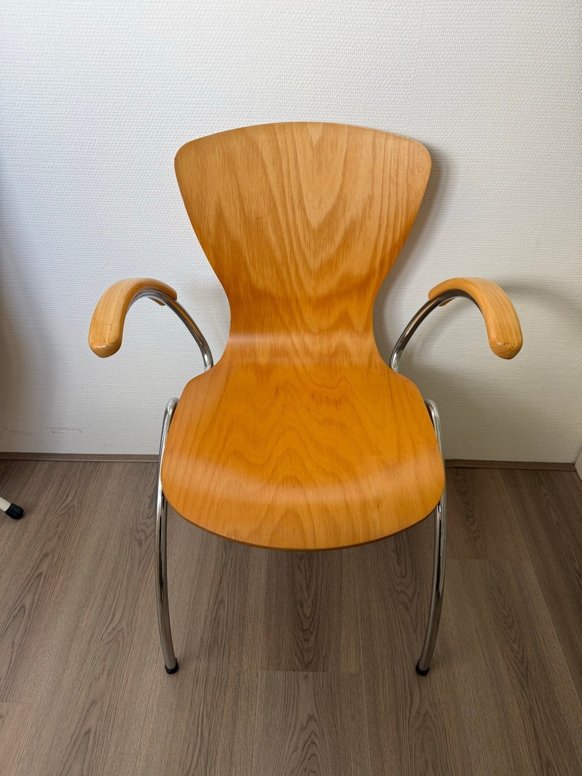 Stijlvolle houten stoel met metalen frame en armleuningen, Huis en Inrichting, Ophalen, Gebruikt, Overige kleuren, Eén