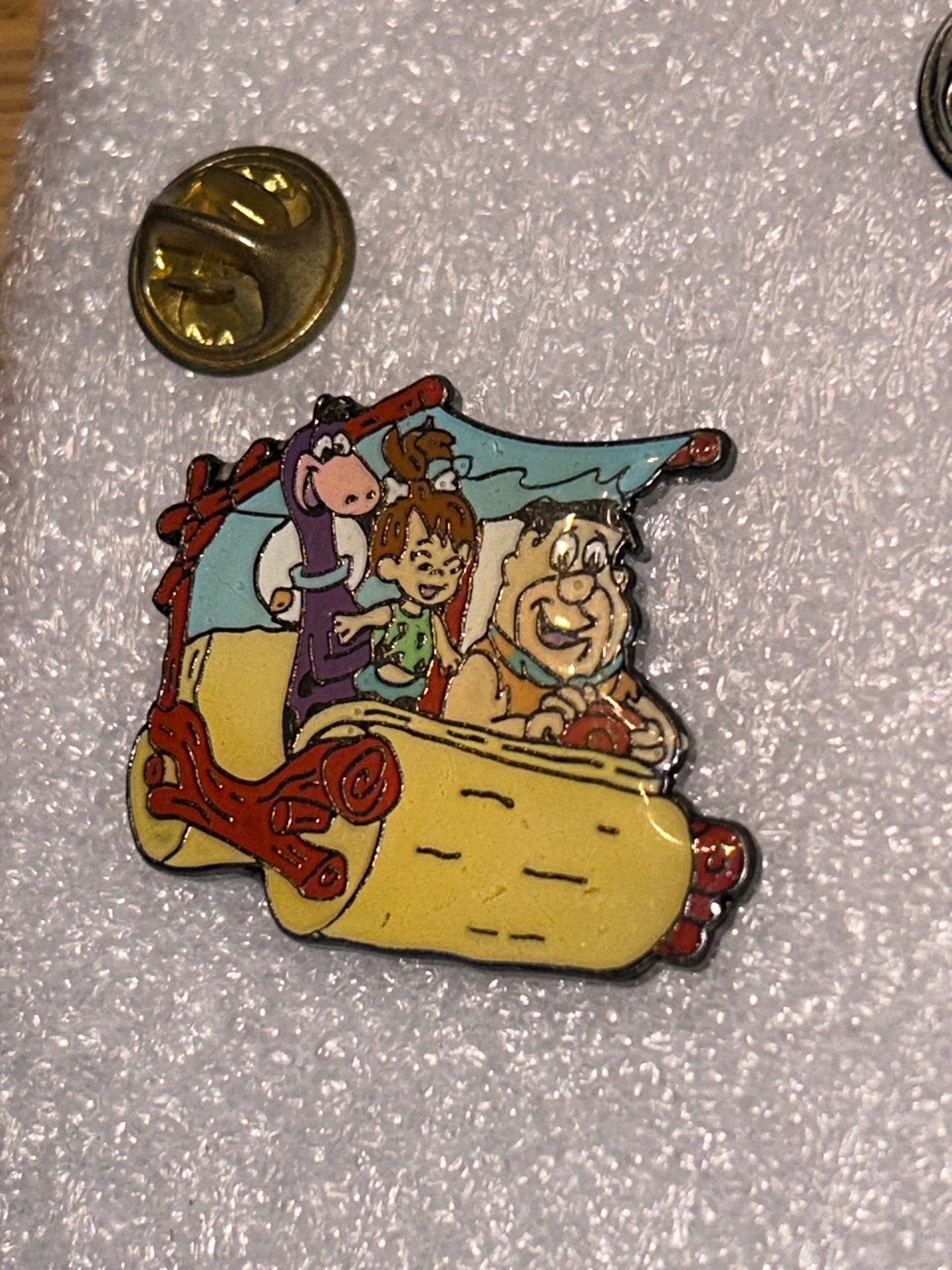 De Flintstones Pin - Fred, Wilma en Dino in auto, Ophalen of Verzenden, Zo goed als nieuw, Figuurtje, Speldje of Pin