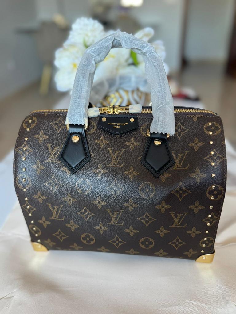 Louis Vuitton Speedy Bandoulière 25 Monogram Studs, Sieraden, Tassen en Uiterlijk, Tassen | Damestassen, Ophalen of Verzenden
