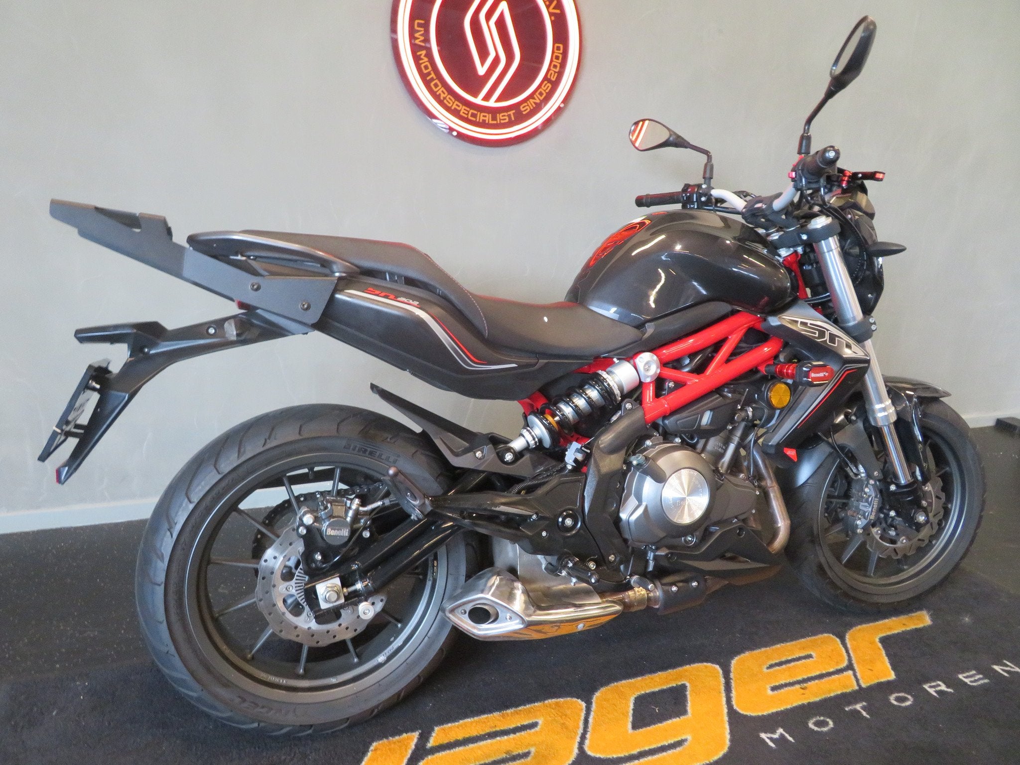 Benelli BN 302 BN302 NIEUWSTAAT! (bj 2019), Motoren, Naked bike, Gebruikt, Bedrijf