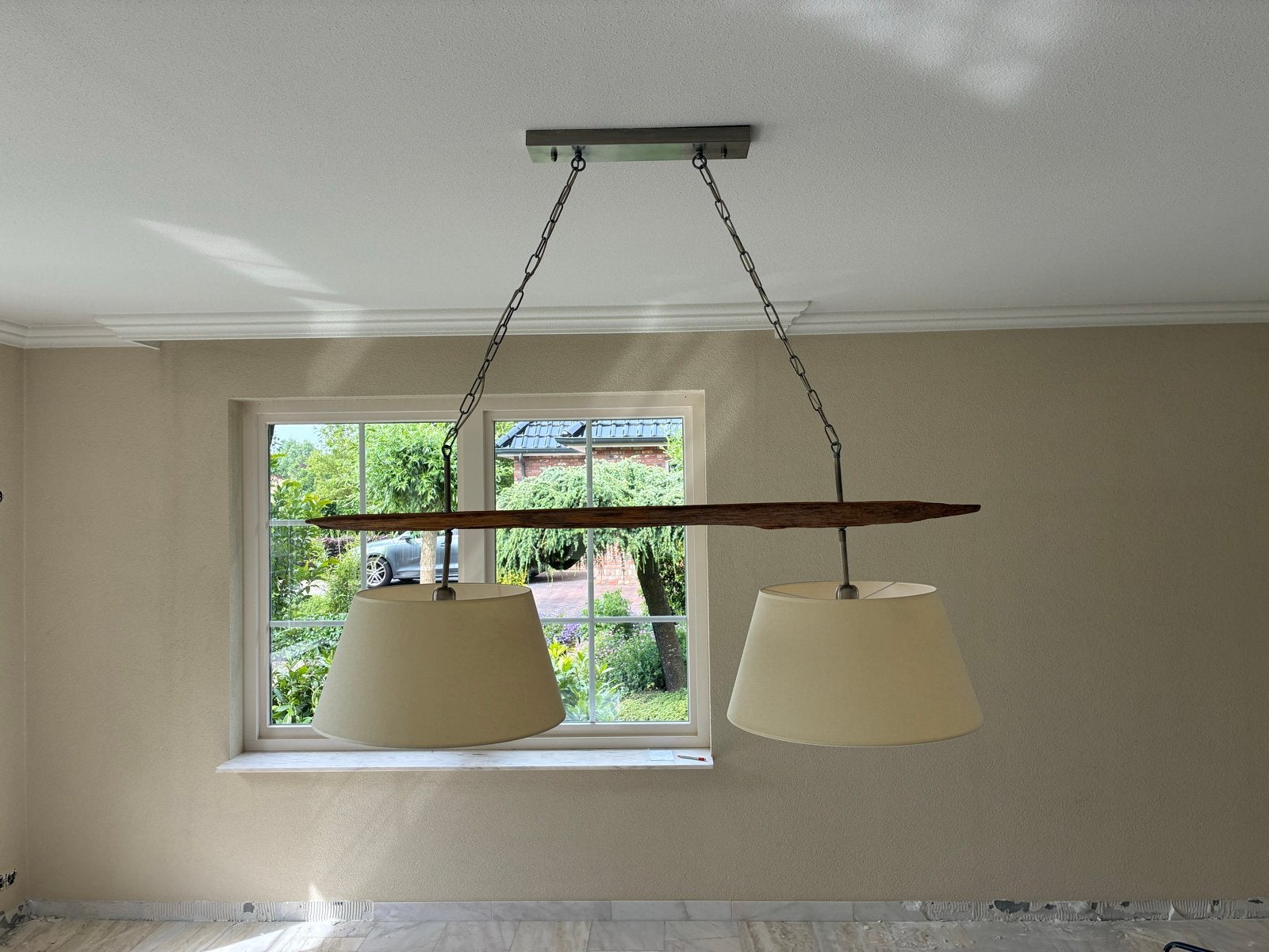 Rustieke hanglamp met 2 kappen en houten balk, Ophalen, Zo goed als nieuw, Hout, 75 cm of meer