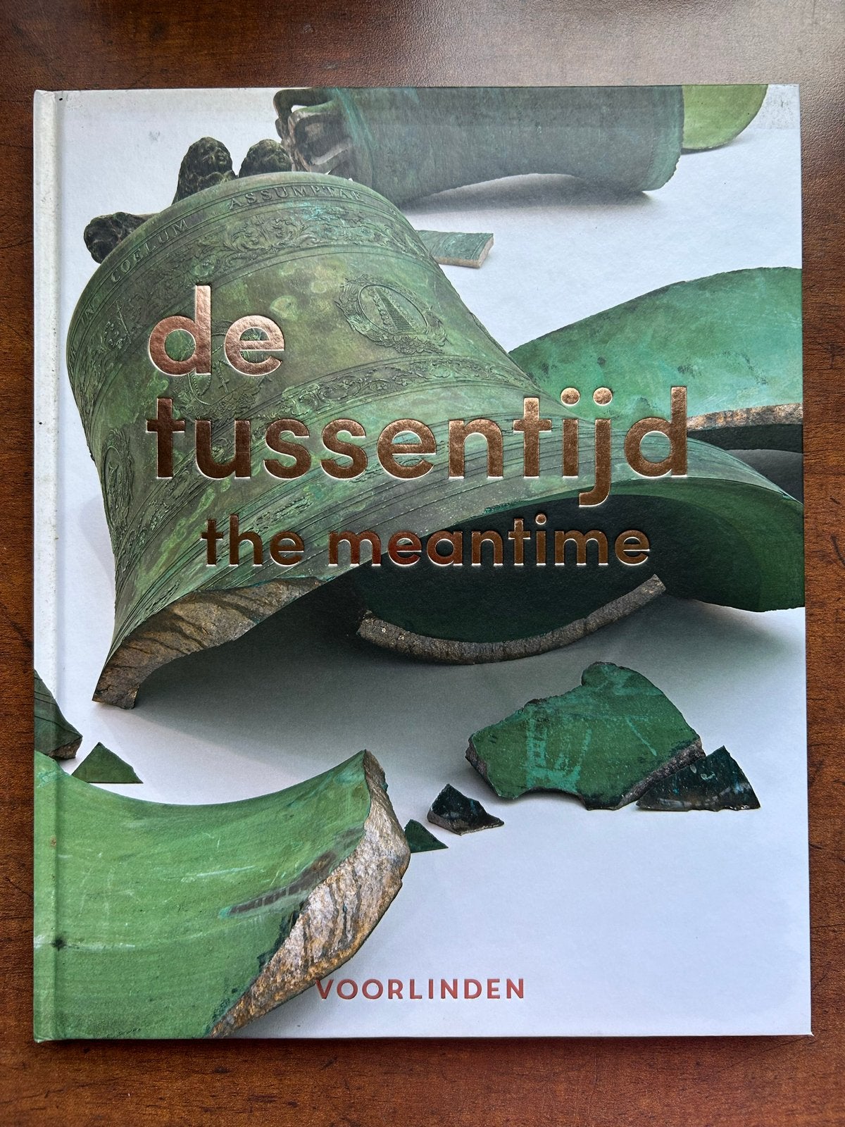 1x boek De tussentijd: The Meantime - Museum Voorlinden, Boeken, Ophalen of Verzenden, Zo goed als nieuw, Overige onderwerpen