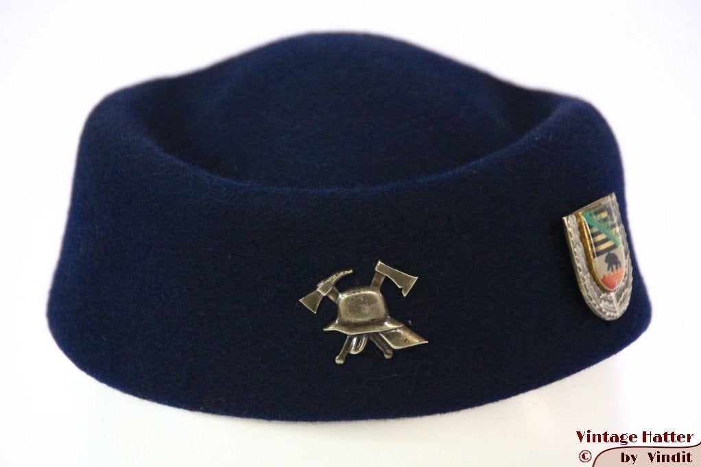 Vintage uniform pillbox hoed Berlin Feuerwehr blauw mt 50-56, Handschoenen, Hoed of Pet, Ophalen of Verzenden, Berlin Feuerwehr